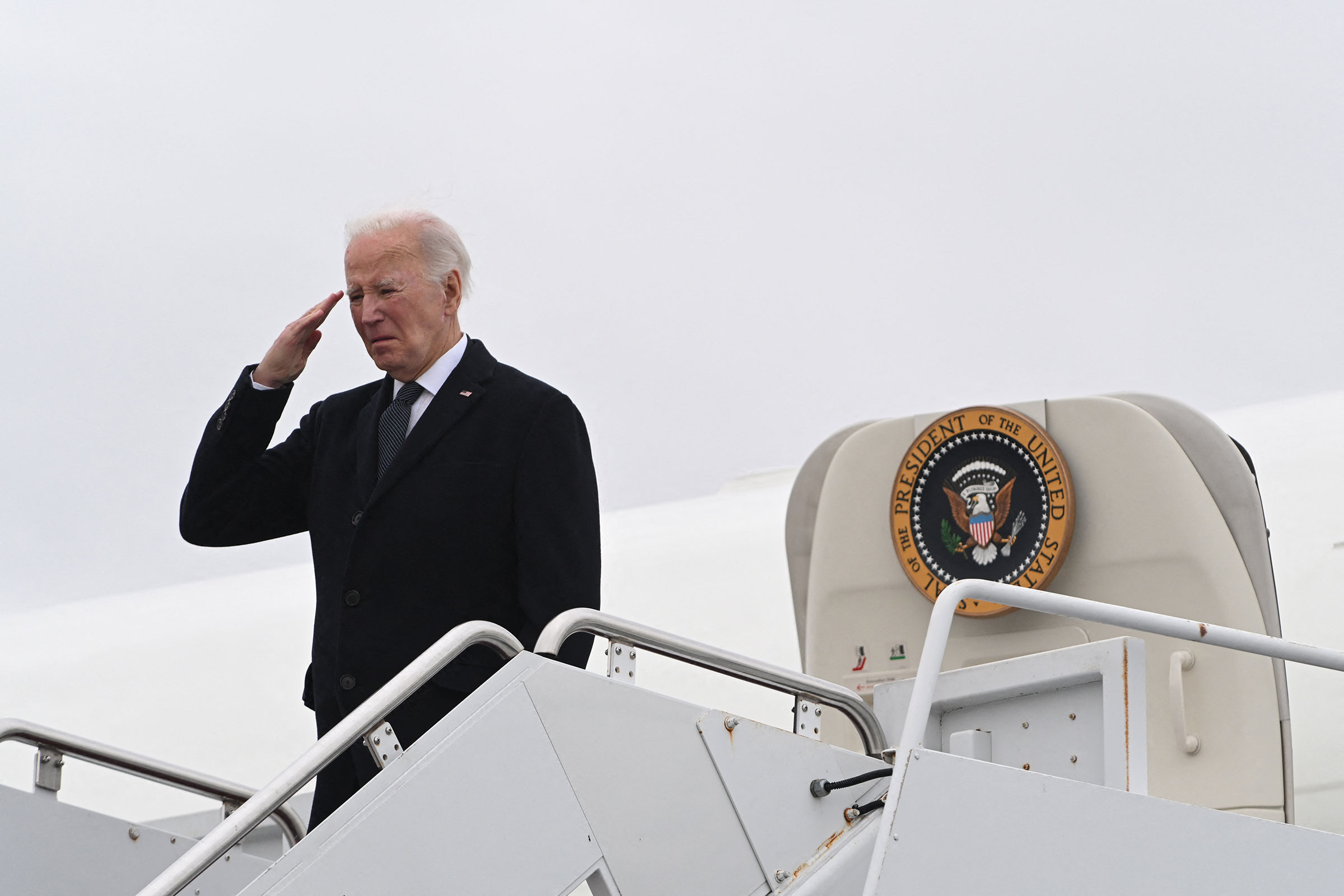 El presidente de Estados Unidos, Joe Biden, saluda mientras aborda el Air Force One después de asistir al traslado digno de los restos de tres miembros del servicio estadounidense muertos en el ataque con drones en Jordania, en la Base de la Fuerza Aérea de Dover en Dover, Delaware, el 2 de febrero. (Roberto Schmidt/AFP/Getty Images)