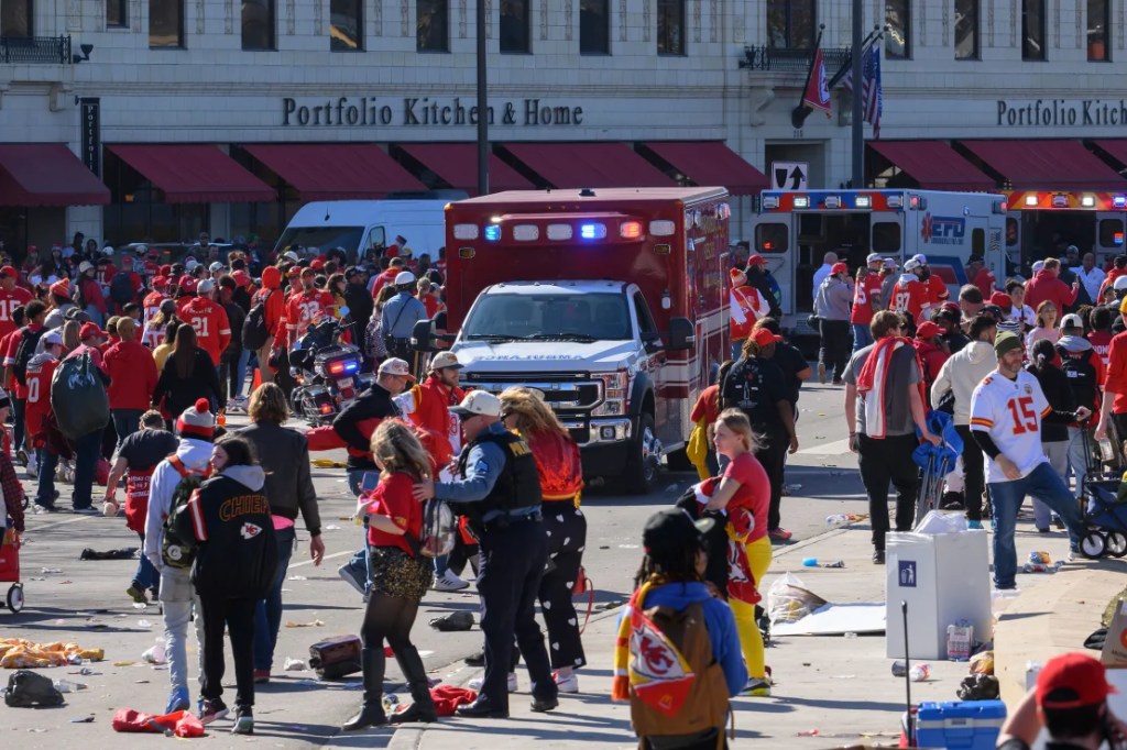 La policía despeja el área luego de un tiroteo después del mitin de celebración del Super Bowl de los Kansas City Chiefs el miércoles 14 de febrero. (Foto: Reed Hoffmann/AP).