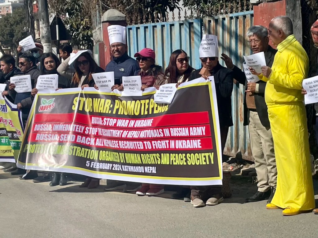 Un grupo de derechos humanos realiza una protesta cerca de la embajada rusa en Katmandú.(Foto: CNN).