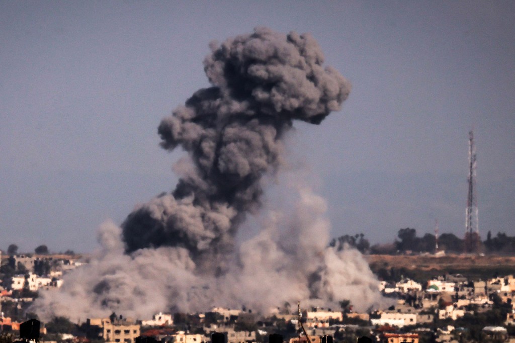 El humo se eleva sobre los edificios en Khan Yunis durante el bombardeo israelí del jueves 1 de febrero, visto desde Rafah, en el sur de Gaza. (Mahmud Hams/AFPGetty Images)