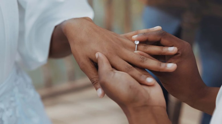 Cifras muestran que estar casado se asocia con informes significativamente más altos de felicidad. (Foto: Jacob Wackerhausen/iStockphoto/Getty Images).