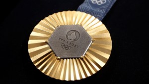 Una medalla de oro con hierro de la icónica Torre Eiffel, diseñada por el joyero Chaumet. Las medallas se entregarán en los próximos Juegos Olímpicos de París 2024. (Benoît Tessier/Reuters)
