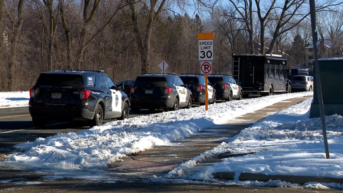 Vehículos de la policía en Burnsville, Minnesota, luego de un tiroteo este domingo. (Foto: WCCO).