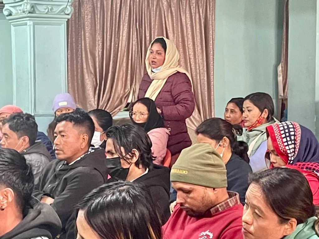 Januka Sunar y otros familiares de nepalíes que luchan por Rusia se reúnen en la sede del gobernante Partido Comunista de Nepal (Centro Maoísta) en Katmandú para pedir ayuda a los líderes del país. (Foto: CNN).