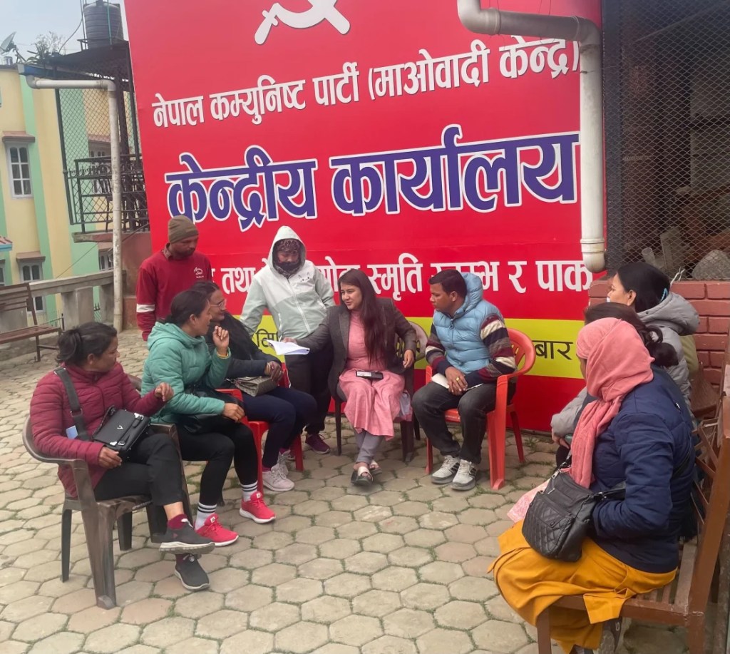Kritu Bhandari (centro), político y activista social radicado en Katmandú, se ha convertido en el líder de un grupo de familiares de mercenarios nepalíes que exigen su regreso de Rusia. (Foto: CNN).