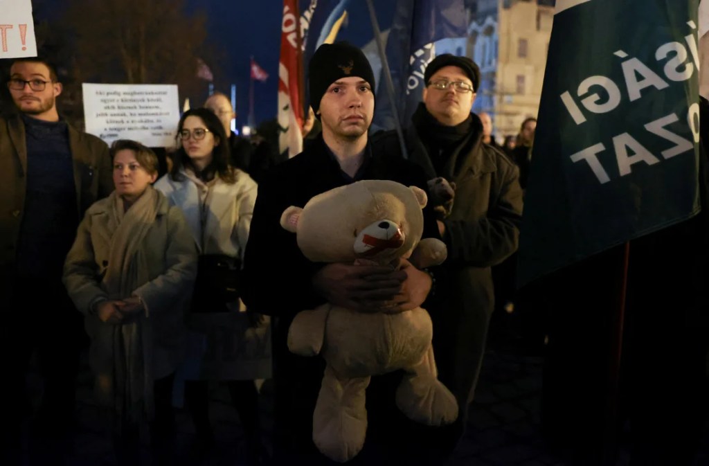 Manifestantes portan osos de peluche, un símbolo de simpatía por los niños afectados, mientras marchaban por Budapest el 9 de febrero de 2024. (Foto: Bernadett Szabo/Reuters).