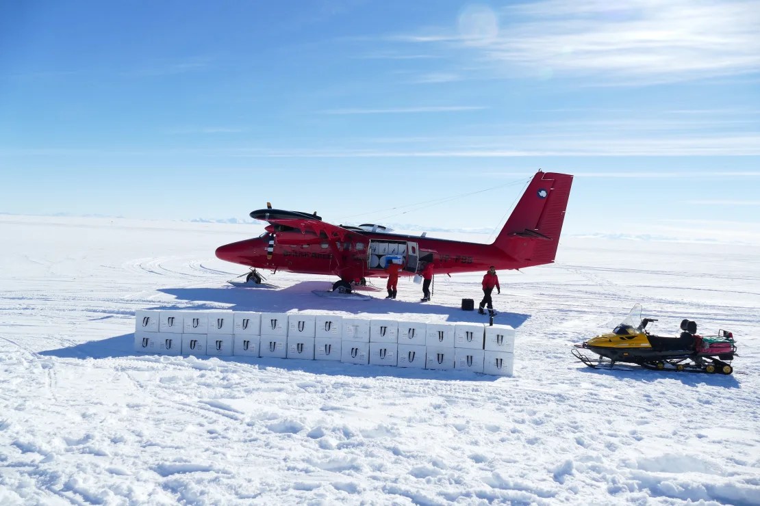 Cajas aisladas llenas de núcleos de hielo cargados en el avión Twin Otter, Skytrain Ice Rise, Antártida. (Crédito: Eric Wolff)