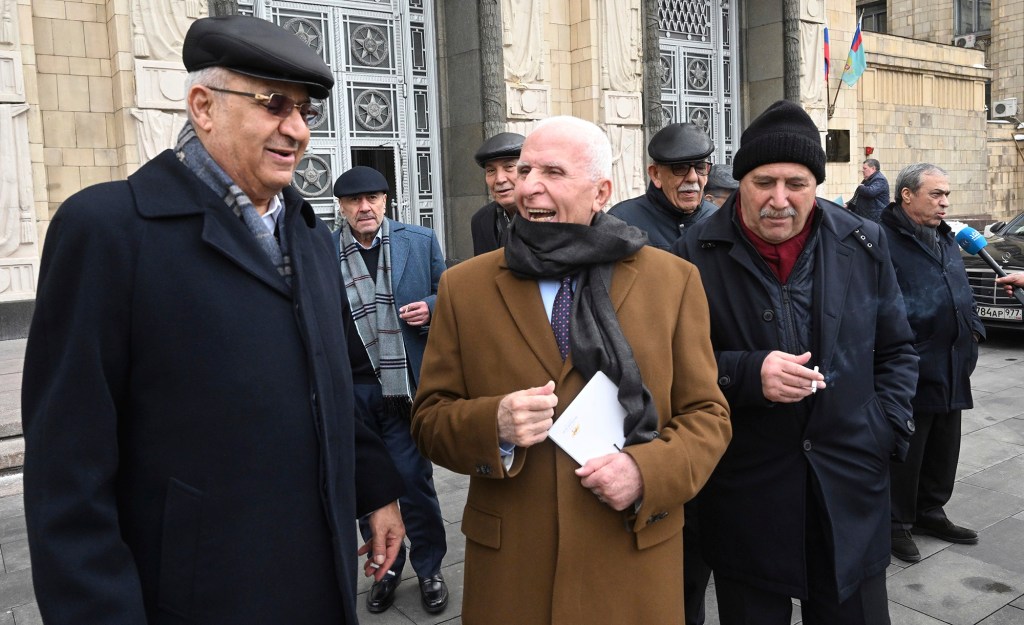 Azzam Al-Ahmad, miembro del Comité Central de Fatah y del Comité Ejecutivo de la Organización para la Liberación de Palestina, sale después de la reunión intrapalestina en Moscú, Rusia, el 29 de febrero. (Foto: Ilya Pitalev/Sputnik/AP).