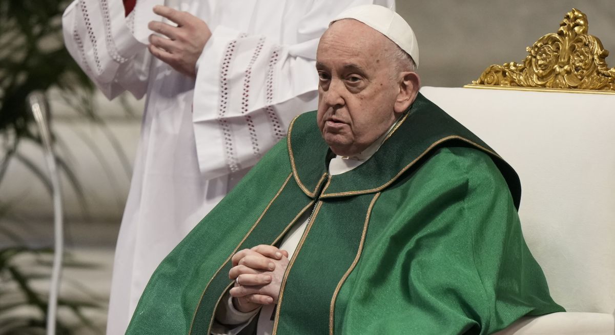 El papa Francisco vuelve al Vaticano del hospital tras someterse a exámenes