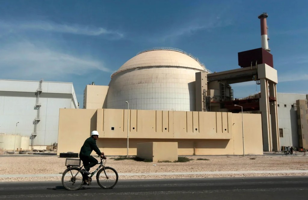 Un trabajador pasa por el edificio del reactor de la planta de energía nuclear de Bushehr, en las afueras de la ciudad sureña de Bushehr, Irán, en 2010. (Majid Asgaripour/AP)