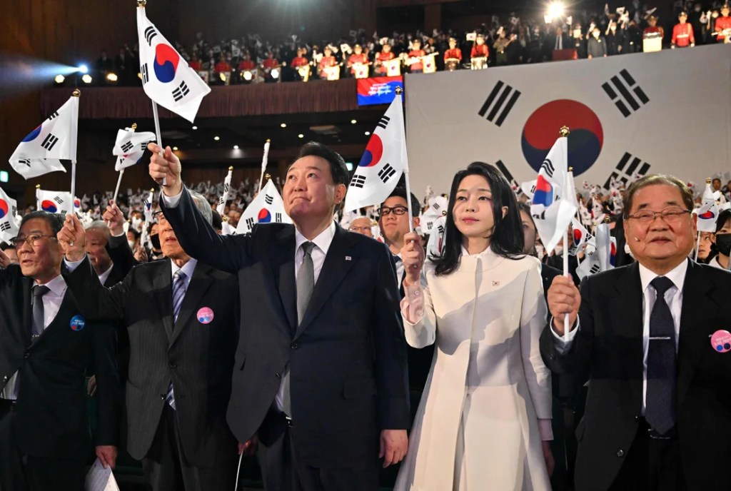 El presidente de Corea del Sur, Yoon Suk Yeol, y su esposa, Kim Keon Hee, asisten a un evento del Día del Movimiento de Independencia en Seúl el 1 de marzo de 2023. (Jung Yeon-je/AFP/Getty Images)
