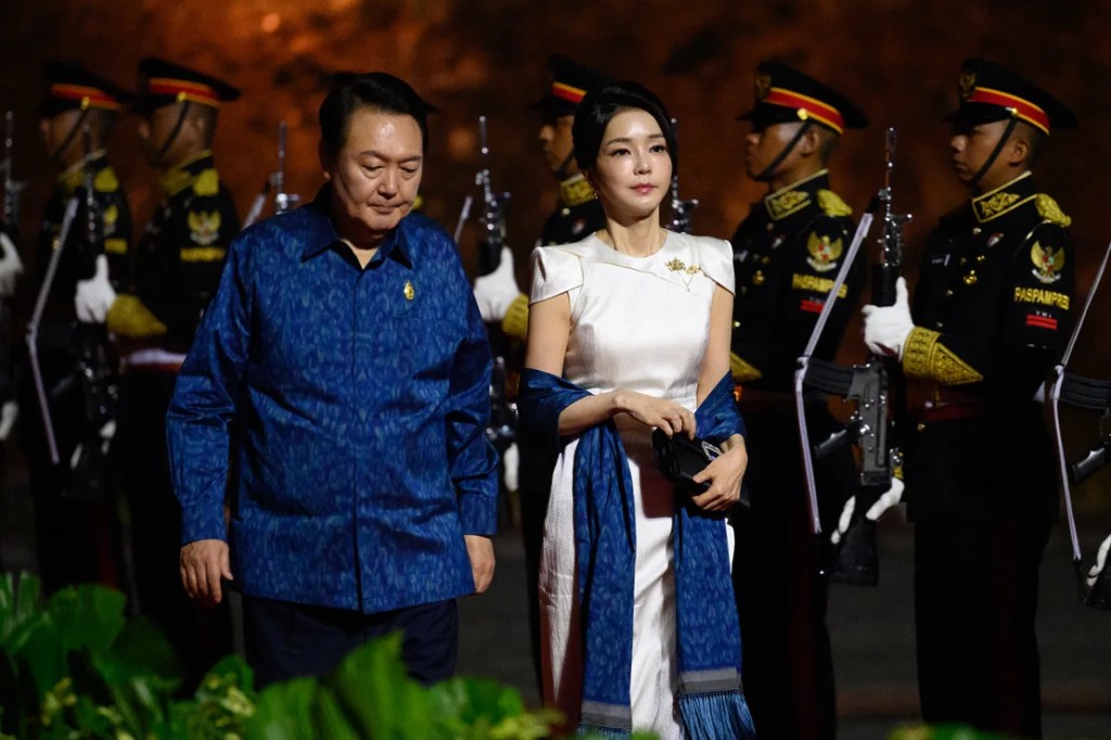 El presidente Yoon Suk-yeol y la primera dama Kim Keon Hee llegan para una cena formal en la Cumbre del G20 el 15 de noviembre de 2022 en Bali, Indonesia. (León Neal/Getty Images)