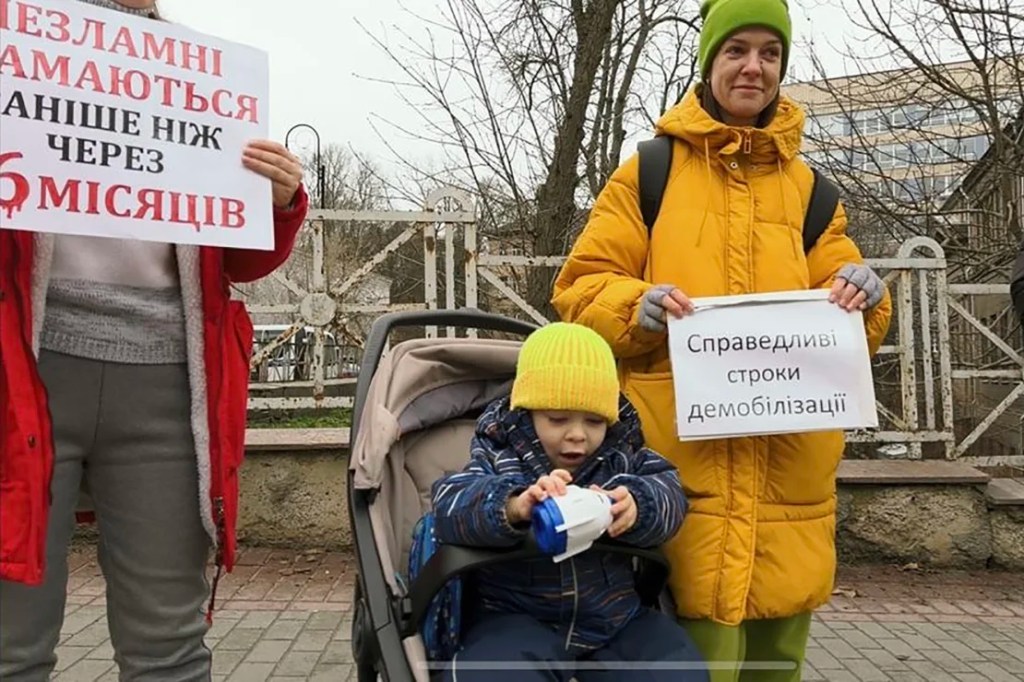 Antonina y su hijo Sasha, de 3 años, participan en una protesta en Kiev, Ucrania, pidiendo que la movilización de soldados tenga un límite de tiempo. (Foto: Daria Tarasova-Markina/CNN).