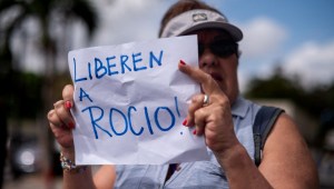 Una mujer sostiene un cartel que dice "Liberen a Rocío" durante una manifestación para exigir la liberación de la activista de derechos humanos y abogada Rocío San Miguel en Caracas, el 14 de febrero de 2024. (GABRIELA ORAA/AFP via Getty Images)