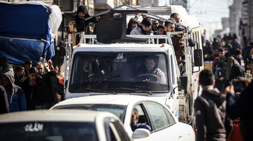 La gente viaja en la parte trasera de un camión por una calle superpoblada en Rafah, Gaza, el 1 de febrero. (Foto: Mahmud Hams/AFP/Getty Images).