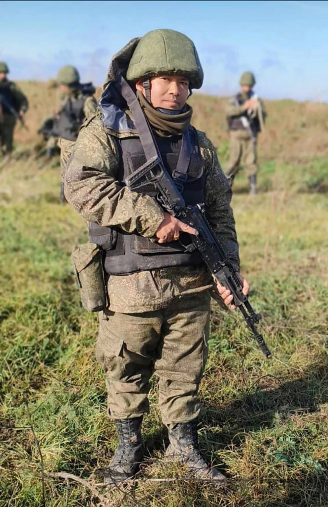 Una foto muestra a Shukra Tamang, un soldado retirado del ejército nepalí, entrenándose en Rusia. Su destino no está claro. (Cortesía: Familia Tamang).