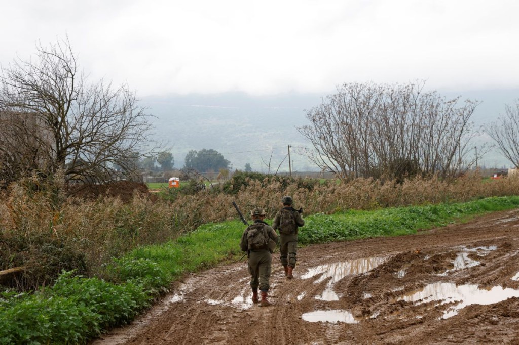 Soldados israelíes patrullan un área cerca del kibutz norte de Kfar Blum, cerca de la frontera con el Líbano. (Foto de JALAA MAREY/AFP vía Getty Images)