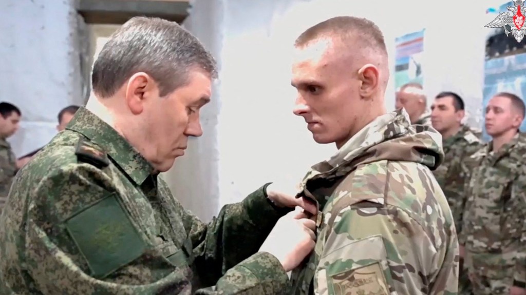 El jefe del Estado Mayor de las Fuerzas Armadas de Rusia, Valery Gerasimov, a la izquierda, entrega un premio a un militar que, según el Ministerio de Defensa, participó en la toma de Avdiivka, en esta imagen tomada de un video publicado el 21 de febrero. (Foto: Ministerio de Defensa de Rusia/Reuters).