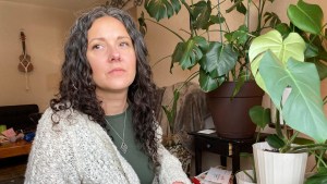 Enitza Templeton, quien alguna vez fue esposa tradicional durante 10 años, es vista en su casa de Littleton, Colorado, el 14 de febrero. (Laura Oliverio/CNN)