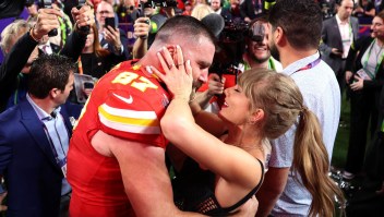 Travis Kelce con Taylor Swift después del Super Bowl del domingo. (Ezra Shaw/Getty Images)