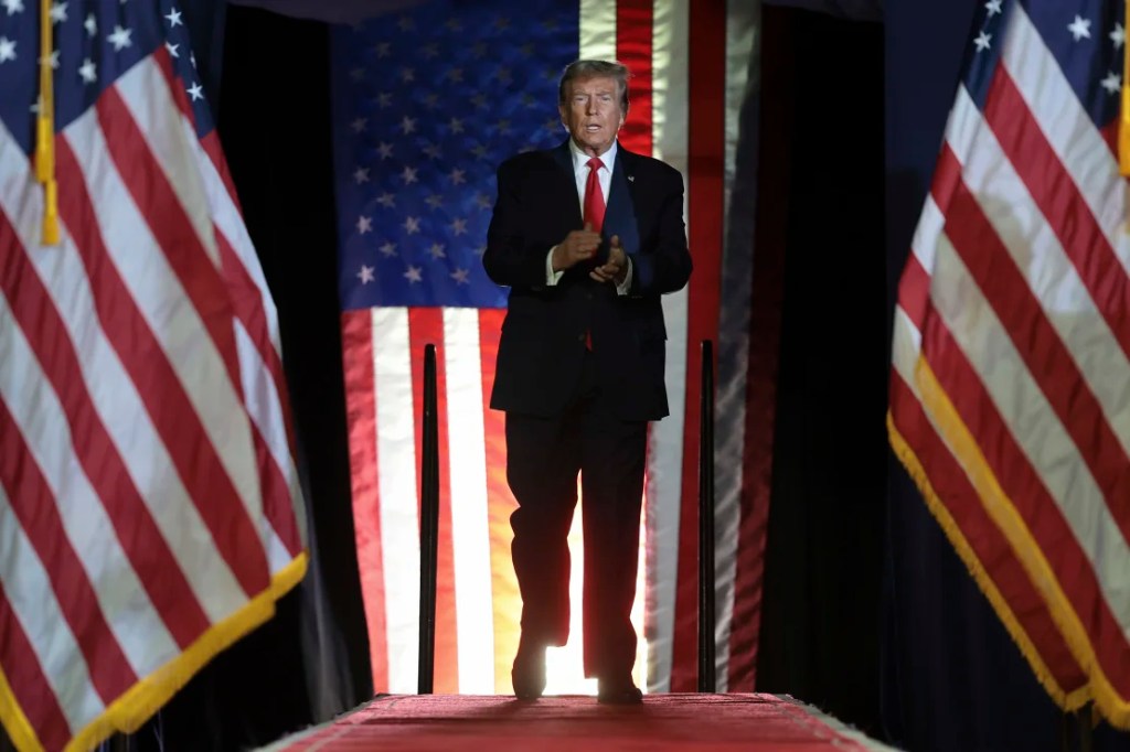 El expresidente Donald Trump llega al escenario durante un mitin Get Out The Vote en la Coastal Carolina University el 10 de febrero en Conway, Carolina del Sur. (Gana McNamee/Getty Images)