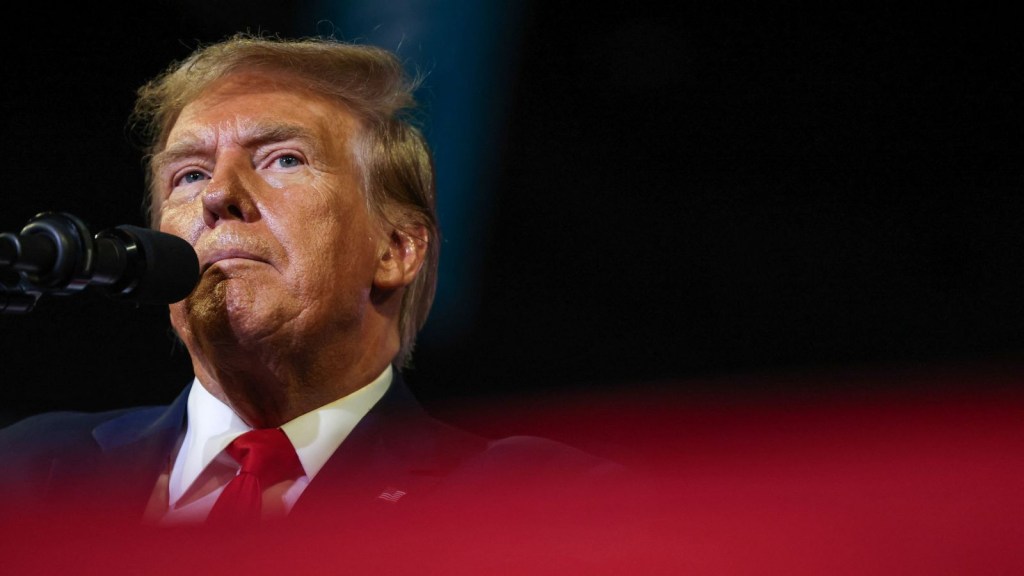 El expresidente Donald Trump realiza un mitin de campaña en Conway, Carolina del Sur, el 10 de febrero de 2024. (Sam Wolfe/Reuters)