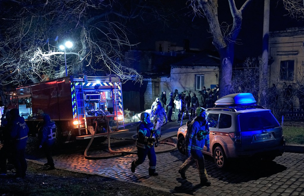 Los servicios de emergencia responden al lugar de un ataque aéreo en Odesa, Ucrania, el 24 de febrero. (Foto: Vlada Liberova/Libkos/Getty Images).