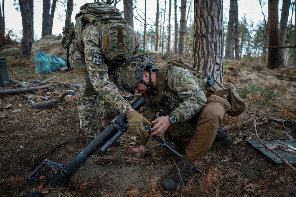 Militares ucranianos se preparan para disparar un mortero cerca de la línea del frente en Kreminna, Ucrania, el 2 de noviembre de 2023. (Foto: Alina Smutko/Reuters).