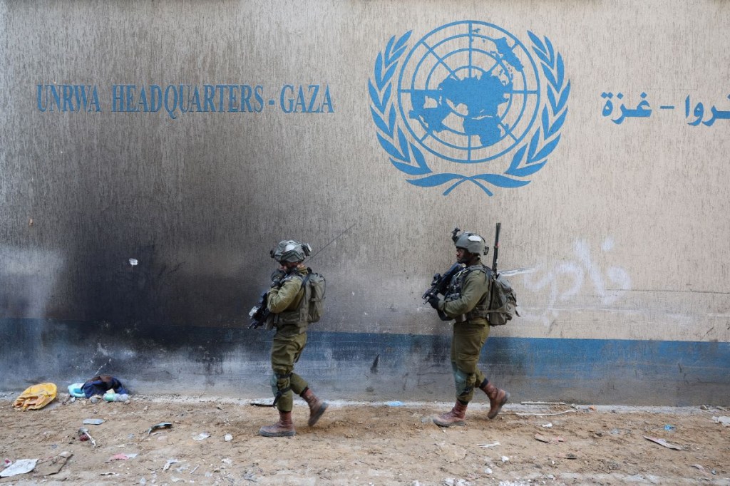 Esta fotografía tomada durante una gira de prensa organizada por el ejército israelí el 8 de febrero de 2024 muestra a soldados israelíes dentro de un complejo evacuado de la Agencia de Naciones Unidas para la población refugiada de Palestina en Oriente Próximo (UNRWA, por sus siglas en inglés) en la ciudad de Gaza. (Foto de JACK GUEZ/AFP vía Getty Images)
