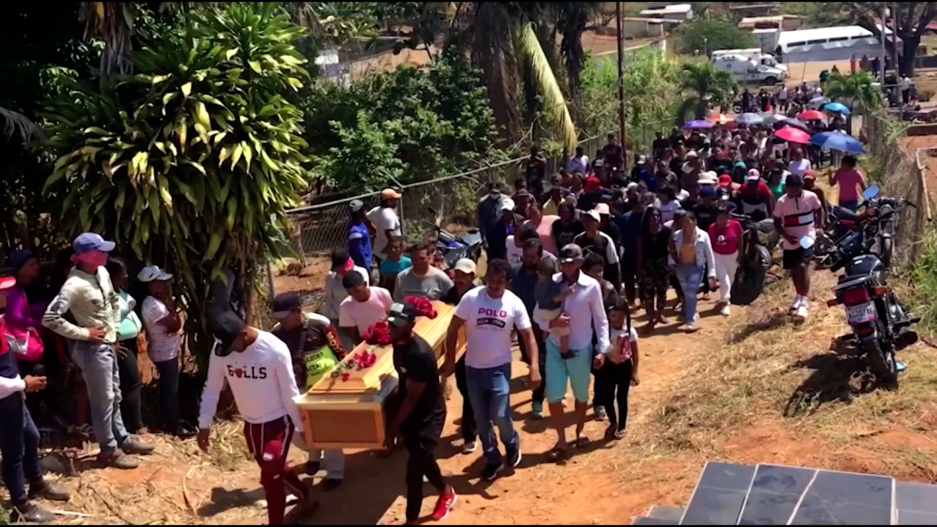 Venezuelan military evacuates 384 after illegal mine collapses