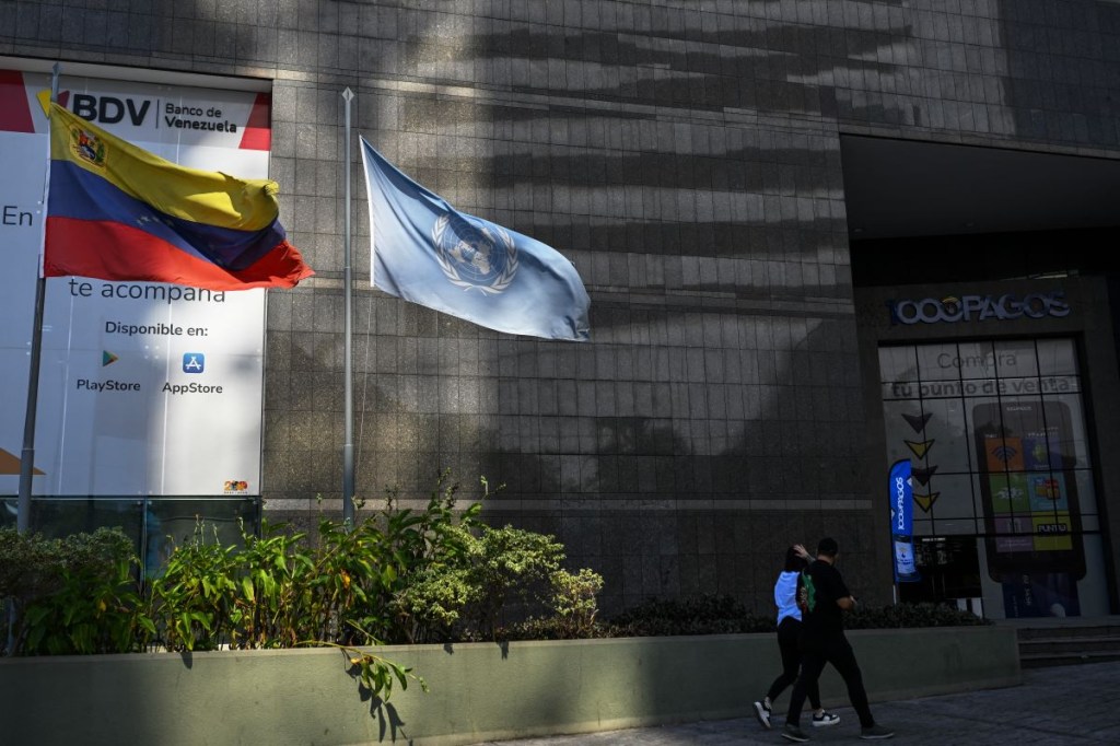 Las banderas de Venezuela y de la Organización de las Naciones Unidas ondean frente a la Oficina de Asesoría Técnica de la sede del Alto Comisionado de las Naciones Unidas para los Derechos Humanos en Caracas, el 15 de febrero de 2024. (FEDERICO PARRA/AFP via Getty Images)