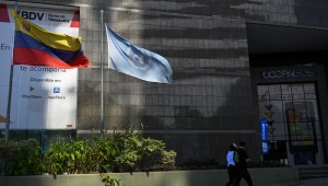 Las banderas de Venezuela y de la Organización de las Naciones Unidas ondean frente a la Oficina de Asesoría Técnica de la sede del Alto Comisionado de las Naciones Unidas para los Derechos Humanos en Caracas, el 15 de febrero de 2024. (FEDERICO PARRA/AFP via Getty Images)