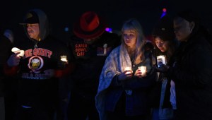 La gente sostiene velas durante una vigilia en Kansas City el jueves. (Foto: Emmalee Reed/CNN).