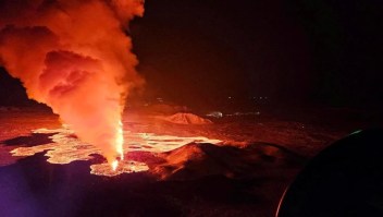 La erupción del jueves tuvo lugar a cierta distancia de Grindavík y es poco probable que represente una amenaza directa para la ciudad, dijo un geofísico. (Foto: Protección Civil de Islandia/Reuters).