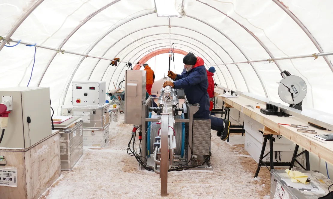 Dentro de la tienda de perforación en Skytrain Ice Rise, los científicos preparan el taladro para su próxima caída en el pozo. (Crédito: Universidad de Cambridge/British Antarctic Survey)