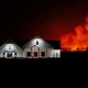 Un incendio forestal arde detrás de una casa en las afueras de Shattuck, Oklahoma, el 27 de febrero de 2024. (Crédito: Nick Oxford/Reuters)