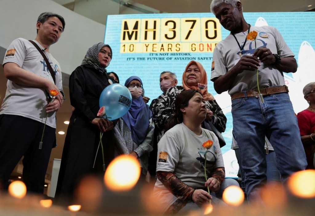 Familiares de los pasajeros de China y Malasia a bordo del MH370 durante un acto conmemorativo del 10º aniversario de su desaparición, en Subang Jaya, Malasia, el 3 de marzo de 2024. (Crédito: Hasnoor Hussain/Reuters)