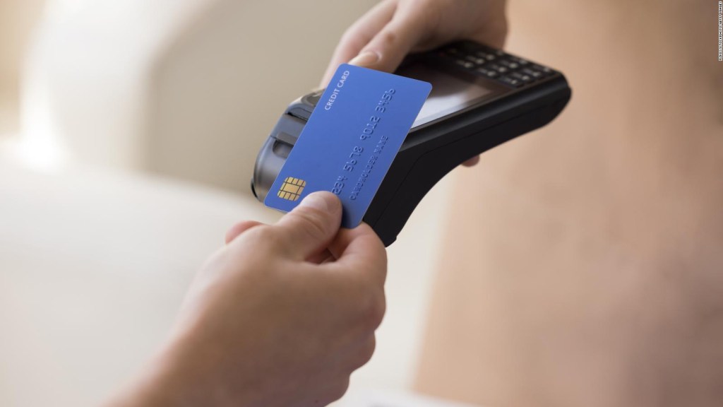 Biden reducirá cargos excesivos por mora a tarjetas de crédito