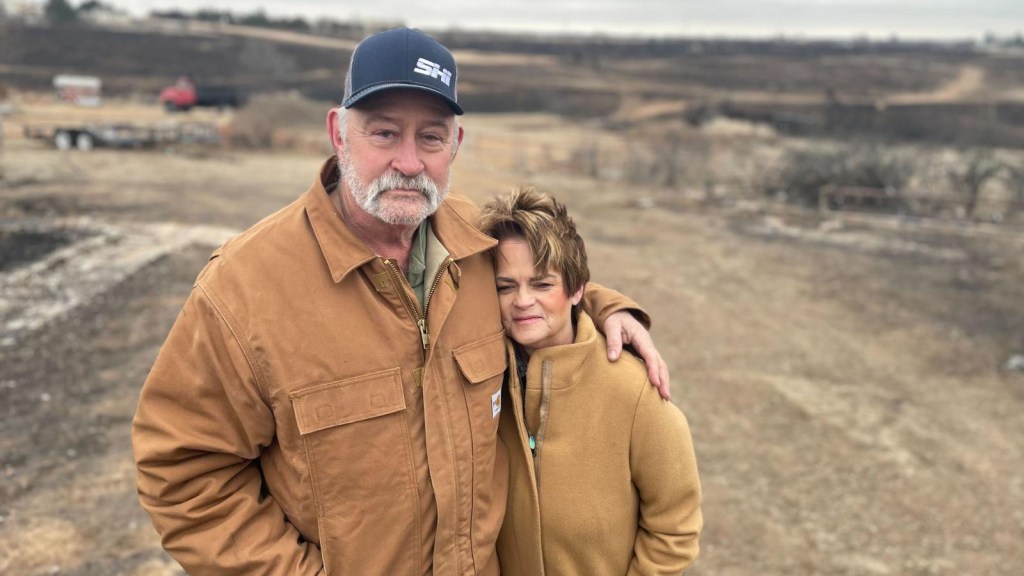 Una familia regresa a su rancho destruido por un incendio forestal en Texas