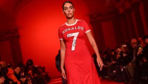 Georgina Rodríguez desfiló con una camiseta de Cristiano Ronaldo en París