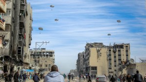EE.UU. lanza ayuda humanitaria vía aérea a Gaza