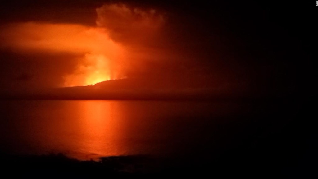 Volcán La Cumbre entra en erupción