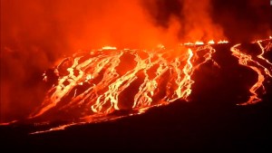 Volcán La Cumbre entra en erupción en Ecuador