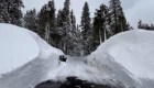Residentes de California tienen que excavar la nieve para salir de sus hogares