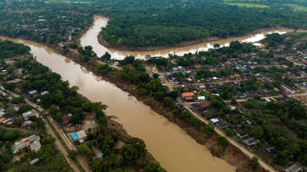 Fuertes lluvias provocan el desborde de un río en Bolivia