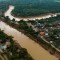 Fuertes lluvias provocan el desborde de un río en Bolivia