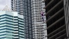 Francés de 61 años escala un rascacielos sin equipo de seguridad