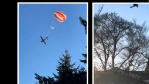 Avión cayendo con un paracaídas impacta a un vecindario
