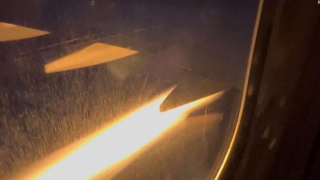 Video muestra llamas saliendo del motor de un avión en pleno vuelo