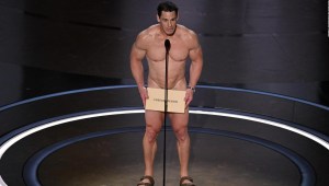 John Cena deja poco a la imaginación y aparece desnudo en los premios Oscar
